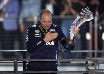 Lambiase, engenheiro de corrida de Verstappen, em conversações com a Aston Martin