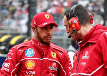 Hamilton terá um novo engenheiro de corrida na Ferrari em 2026