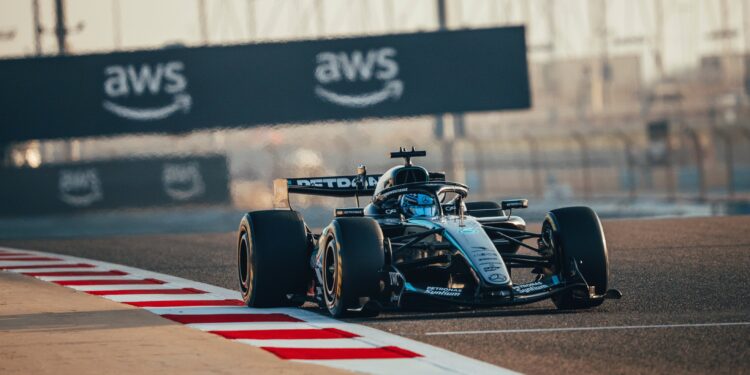 Russell no topo no final do primeiro dia do segundo teste no Bahrain