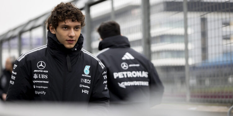 Kimi Antonelli escapa ileso a acidente de viação antes do teste do Bahrain