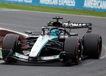 Russell conquista a pole na frente de Kimi Antonelli e Hadjar em Melbourne