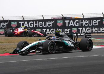 Kimi Antonelli estreia-se a vencer e Hamilton sobe ao pódio pela primeira vez com a Ferrari