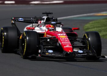 Leclerc lidera e Aston Martin não completa qualquer volta rápida na primeira sessão em Melbourne