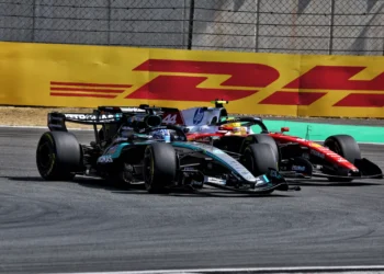 Russell vence corrida sprint após batalha inicial com Hamilton