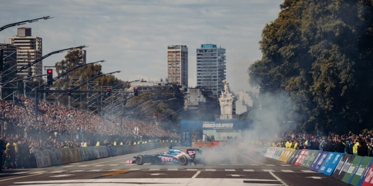 [FOTOS] Roadshow de Colapinto reuniu centenas de milhares de pessoas em Buenos Aires