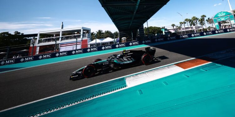 Kimi Antonelli garante terceira pole de 2026, Verstappen é segundo na qualificação em Miami