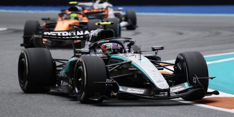 Kimi Antonelli defende-se de Norris em Miami para obter a terceira vitória consecutiva