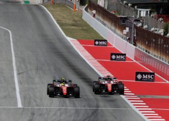 Leclerc elogia nível de Hamilton e espera reencontrar confiança no Ferrari