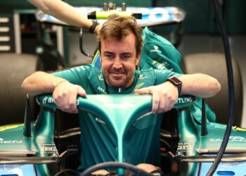 Alonso: “Quero ganhar um título com a Aston Martin, estando ou não a conduzir”