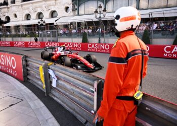 Hamilton lidera nova dobradinha da Ferrari na segunda sessão no Mónaco