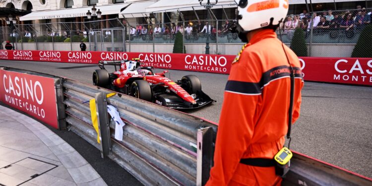 Hamilton lidera nova dobradinha da Ferrari na segunda sessão no Mónaco