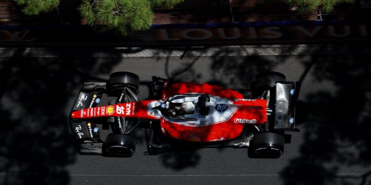 Ferrari começa forte no Mónaco com Leclerc no topo do FP1