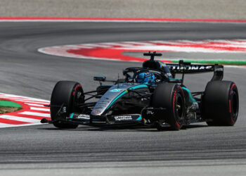 Russell garante a pole position na frente de Hamilton em Barcelona