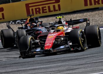 Hamilton e o duelo com Verstappen: “Não se ultrapassa um campeão pelo exterior”