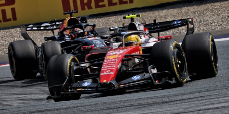 Hamilton e o duelo com Verstappen: “Não se ultrapassa um campeão pelo exterior”