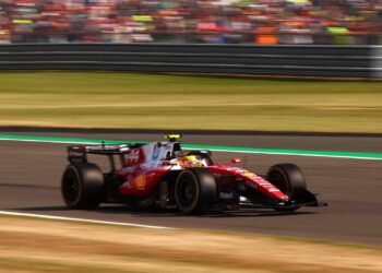 Hamilton arranca da pole para a corrida sprint em Silverstone