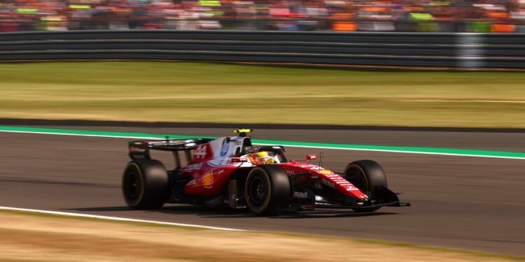 Hamilton arranca da pole para a corrida sprint em Silverstone