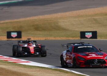 Leclerc regressa às vitórias, Kimi Antonelli não pontua e Verstappen abandona em Silverstone
