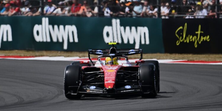 Hamilton lidera único treino livre na frente de Kimi Antonelli em Silverstone