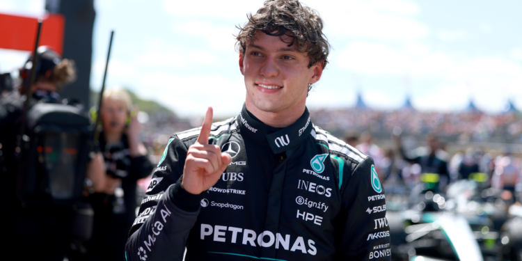 Kimi Antonelli vence corrida sprint na frente de Hamilton em Silverstone