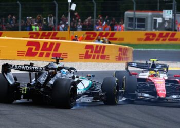 Russell volta a lamentar problemas em linha reta após incidente com Hamilton