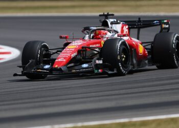 “Tenho de trabalhar em tudo”, diz Leclerc após a qualificação sprint