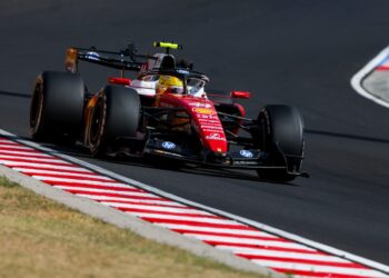 Hamilton lamenta erros e penalizações: “Foram três corridas muito más”