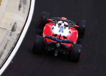 Leclerc lidera primeiro treino livre em Budapeste apesar de problema mecânico