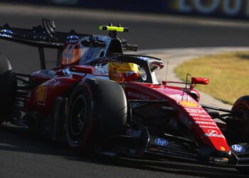 Hamilton no topo no final da sexta-feira em Budapeste