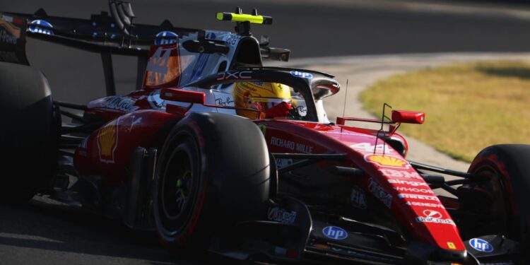 Hamilton no topo no final da sexta-feira em Budapeste