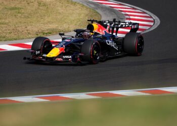 Verstappen: “O carro não é pilotável nestas condições”