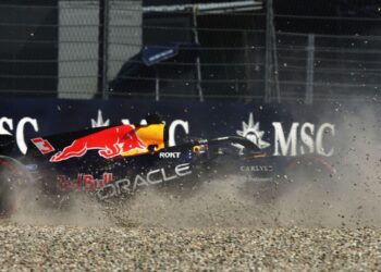 Red Bull regressa à asa traseira convencional após acidentes de Verstappen