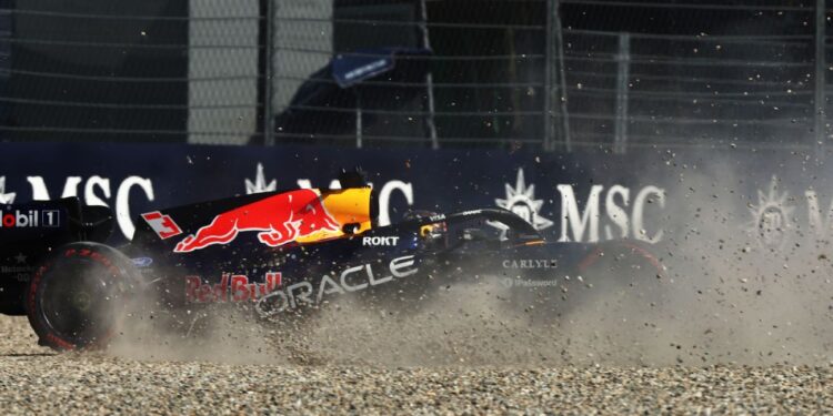 Red Bull regressa à asa traseira convencional após acidentes de Verstappen