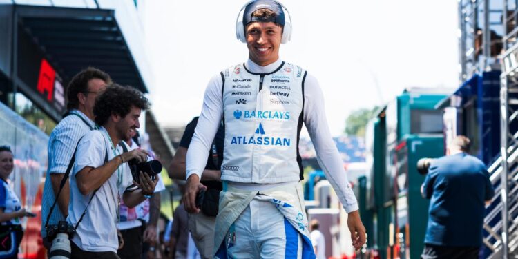 Oficial: Albon mantém-se na Williams em 2027