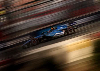 Sainz penalizado com cinco posições após melhor qualificação do ano em Baku