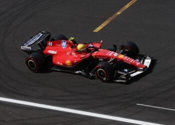 Hamilton insatisfeito com a execução da Ferrari: “Temos de trabalhar como equipa”