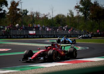 Leclerc e a Ferrari entram com o pé direito no fim de semana de casa