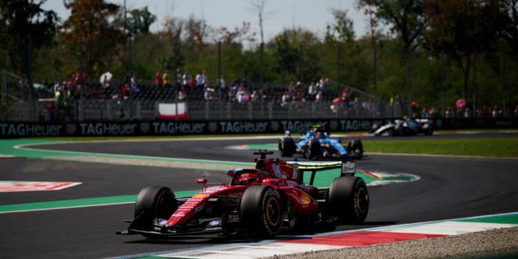 Leclerc e a Ferrari entram com o pé direito no fim de semana de casa