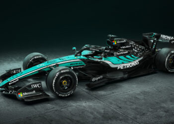 Mercedes com decoração especial e evoluções em Sepang