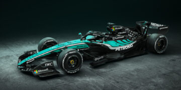 Mercedes com decoração especial e evoluções em Sepang