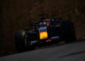 Verstappen na frente de Russell no último treino livre em Baku