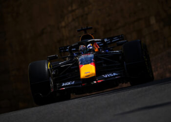 Verstappen na frente de Russell no último treino livre em Baku