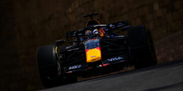 Verstappen na frente de Russell no último treino livre em Baku