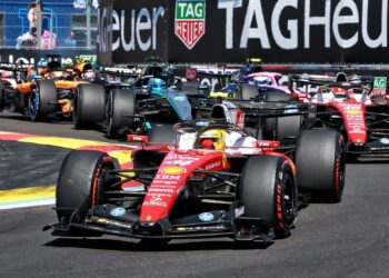 Hamilton e Russell reconhecem que Kimi Antonelli está cada vez mais perto do título