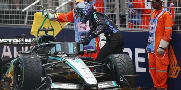 Russell lamenta erro por excesso de confiança que ditou abandono na sprint