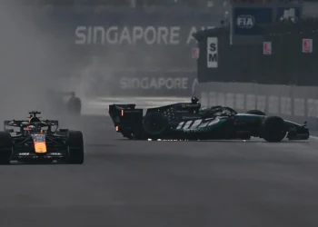 Verstappen vence corrida sprint acidentada em Singapura