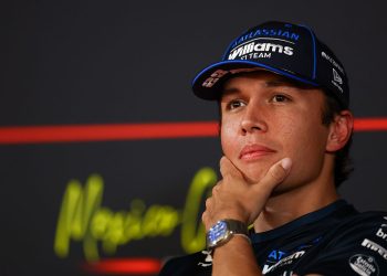 Albon responde a Alonso: “O nível é elevado em toda a grelha”