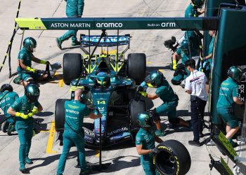 Alonso após incidente com Albon: “O nível dos pilotos no último terço da grelha é muito baixo”