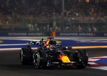 Verstappen na pole para a sprint, Kimi Antonelli apenas sétimo em Singapura