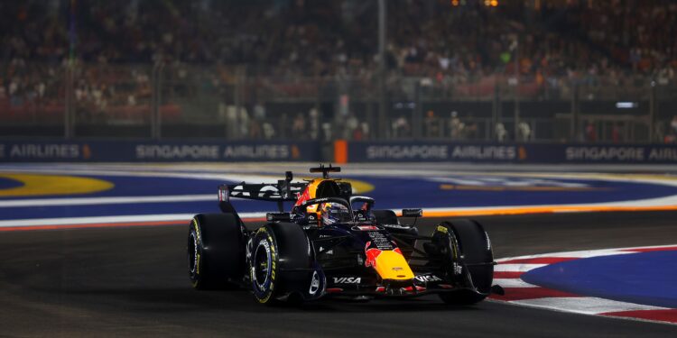 Verstappen na pole para a sprint, Kimi Antonelli apenas sétimo em Singapura